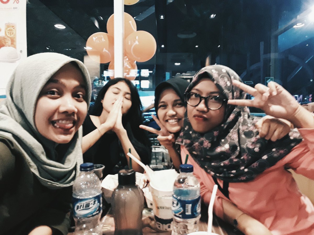 enamhari_'s tweet photo. we did choose mcdonald's over 300 dollars worth of dinner.
#teuteup #menolaklupa #sukagituanaknya #sorryya
minus @litedowoonsixx next time kita kuy, oke https://t.co/LDn0BZ7iYI