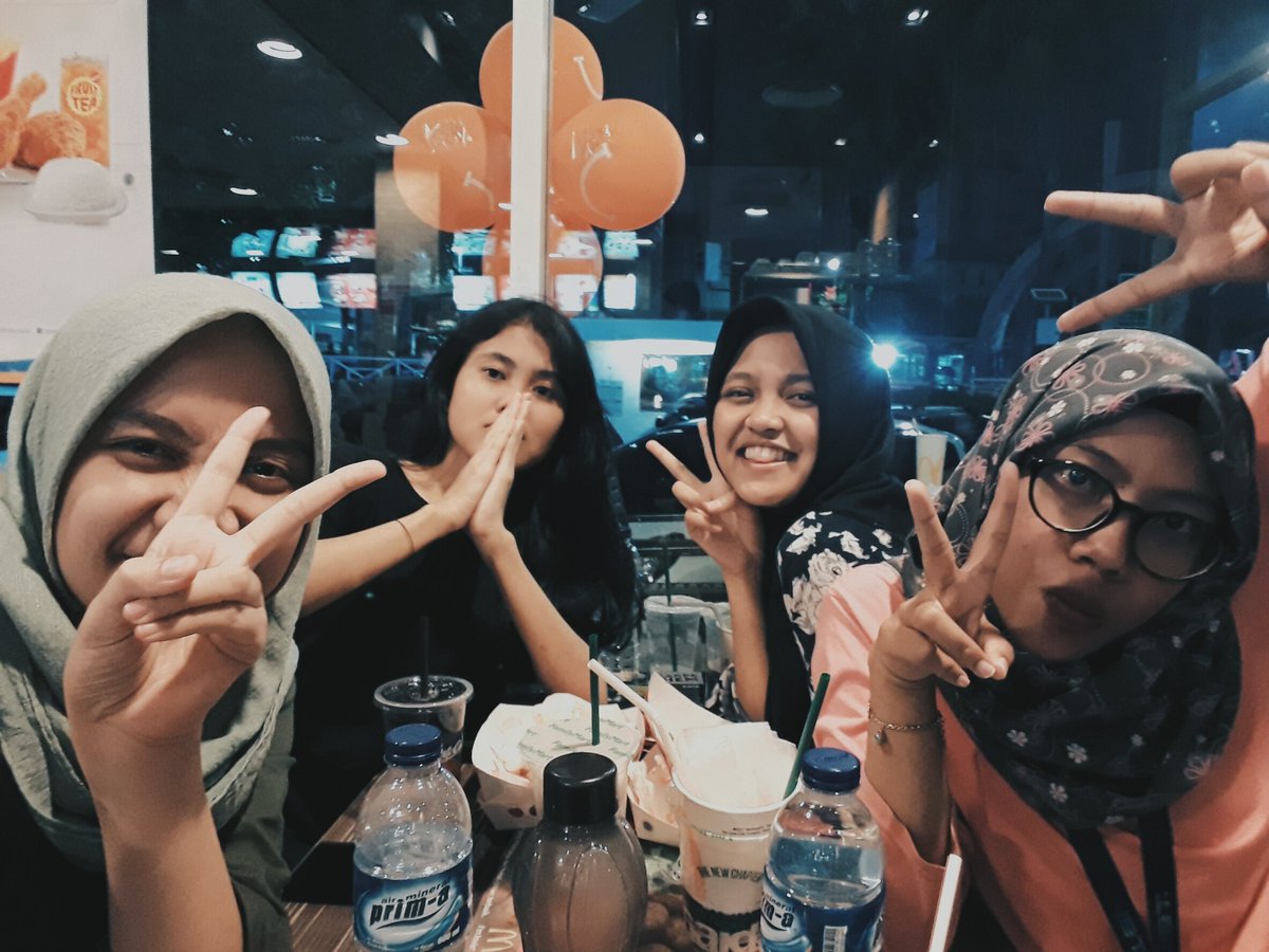 enamhari_'s tweet photo. we did choose mcdonald's over 300 dollars worth of dinner.
#teuteup #menolaklupa #sukagituanaknya #sorryya
minus @litedowoonsixx next time kita kuy, oke https://t.co/LDn0BZ7iYI