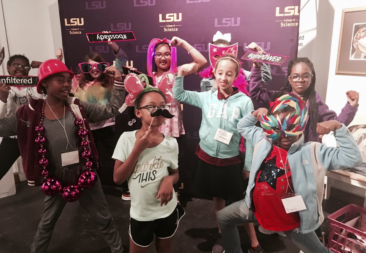 AnnaHiller92's tweet photo. And thanks to all the girls who came out! It was awesome to meet you and talk science 🔬#Flex #GirlPower #InternationalWomensDay #WomenInSTEM #ChasingScience https://t.co/zmdWLgok5z
