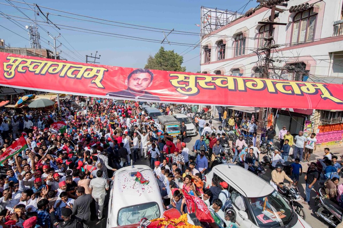 yadavakhilesh's tweet photo. फूलपुर-इलाहाबाद में सपा के समर्थन की ये लहर नहीं तूफ़ान है. ऐसा लग रहा है जैसे पूरे क्षेत्र की जनता वर्तमान सरकार की विघटनकारी राजनीति, झूठे वादों, किसानों-कारोबारियों-बेरोज़गारों की बर्बादी, बैंकों की लूट का जवाब देने के लिए ‘साइकिल’ का बटन दबाकर सपा को जिताने के लिए बेताब है. https://t.co/XdoZyi5o9g