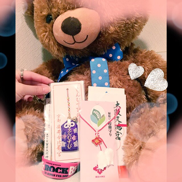 OM_ichika's tweet photo. 昨日はありがとうございましたー💖
ホワイトデーで甘いもの沢山と縁結びの御守り貰ったよ(*´-`)笑
最近のお菓子はフォトジェニックだよね！！写真に収めたくなる可愛さ！！ありがとなのです〜😊💕 https://t.co/twpenmZEkD