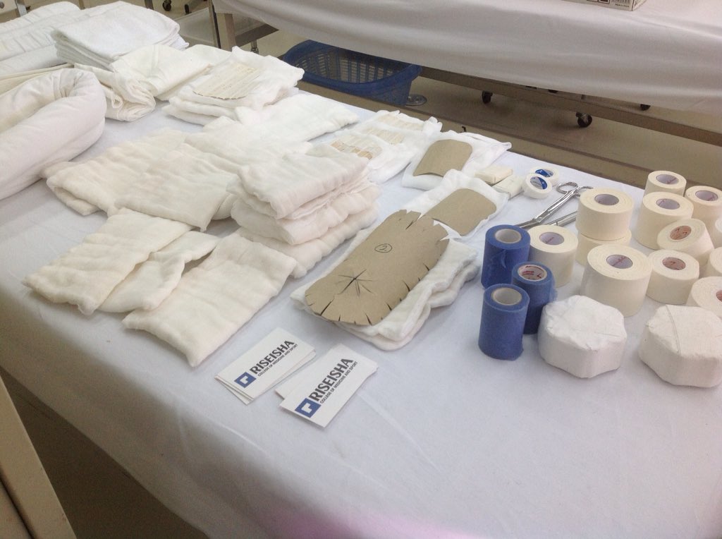 履正社 柔道整復学科 Di Twitter 柔道整復学科で使用する材料です ホワイトテープ アンダーラップ 厚紙副子 枕子 すだれ副子 リング 三角巾 クラーメル副子 これらを使って 捻挫や骨折 脱臼等の固定をします