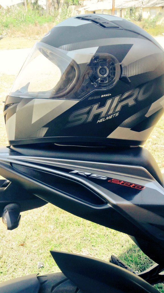 Alex15615401's tweet image. #pulsar200rs#bajaj #MeToo #babe #love #pulsar #helmets #BlackPanther #with #GreysAnatomy #RacingClub #SportsRoadhouse