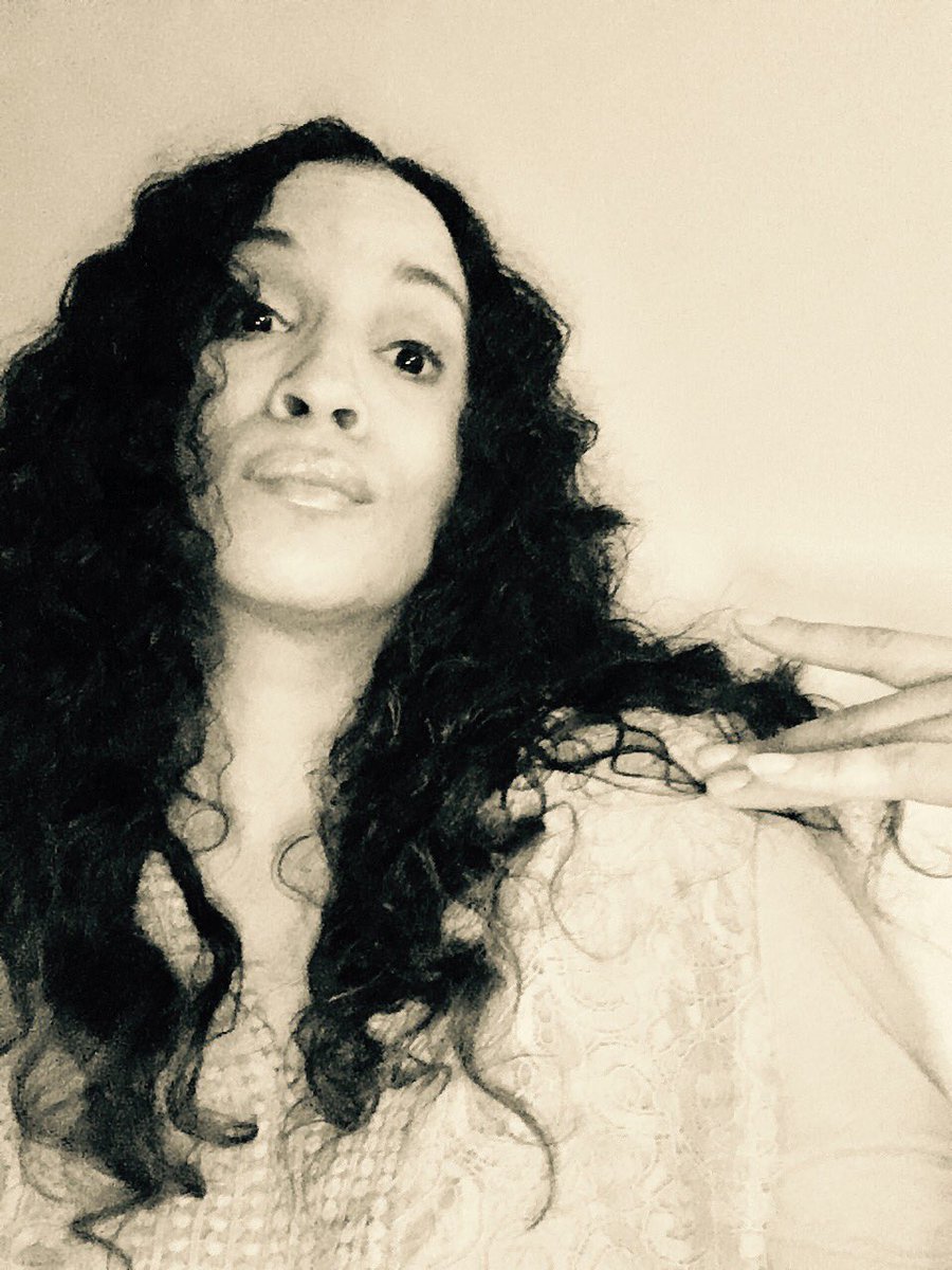 DianaraGold's tweet photo. I DO love myself some me, and moreover I love rockin some CURLS! #curlyhairdontcare #divacurls #blackgoddesspower #hairmatters #prettywoman #howyougetsofly #actress #model #vocalist #songwriter https://t.co/zIzuhujFZX https://t.co/OA2Ky2dVCd #filmdirectors #musicproducers https://t.co/pRDENjp5WZ