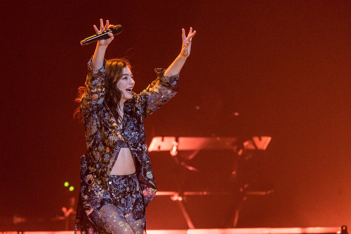 Lorde_fix's tweet image. Lorde on stage right now in Seattle! [📷 David Conger] #melodramaworldtour #keyarena