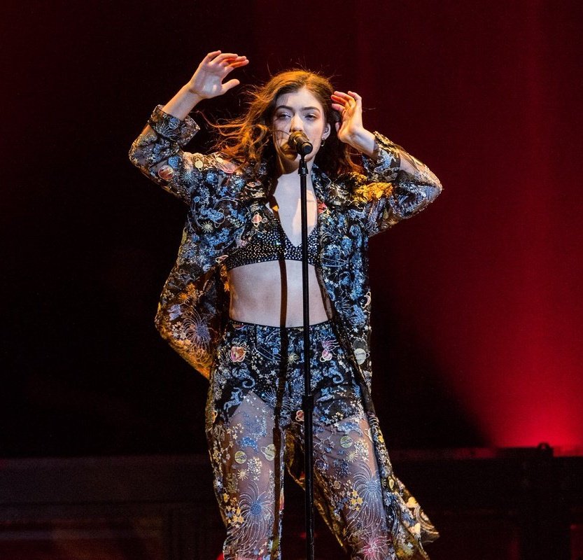 Lorde_fix's tweet image. Lorde on stage right now in Seattle! [📷 David Conger] #melodramaworldtour #keyarena