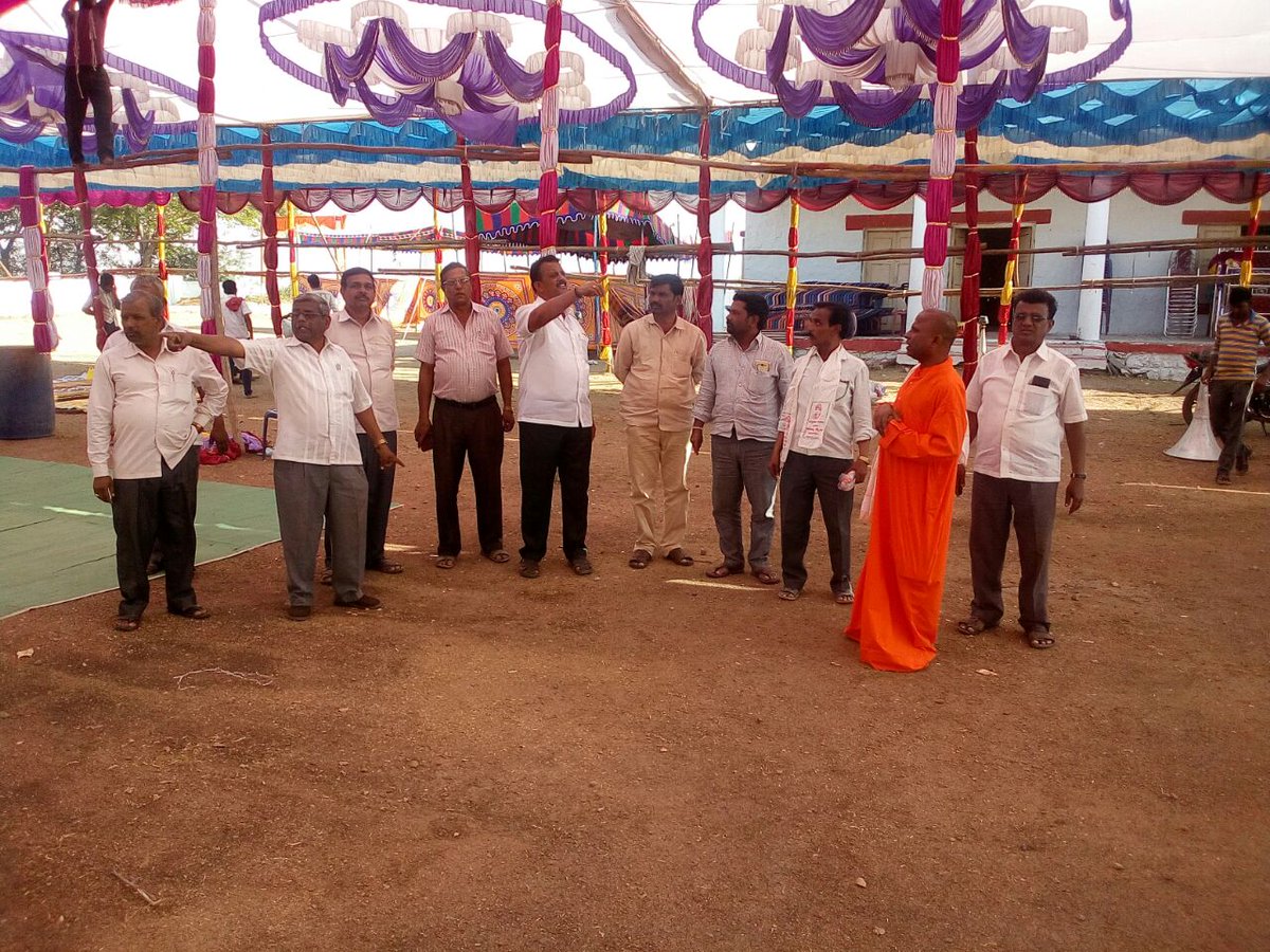 b_hiregoudar's tweet photo. Res,Shri @AmitShah ji 

In the Programme of “Sharana Sahitya Sammelan” at Tangadagi #Muddebihal  in this bjp leader @SDHiregoudar took hole Responsibility of this Programme and near to Sharan Sahitya’s People so please provide #Muddebihal_Assembly_BJP_Ticket https://t.co/rzZmegwrP7