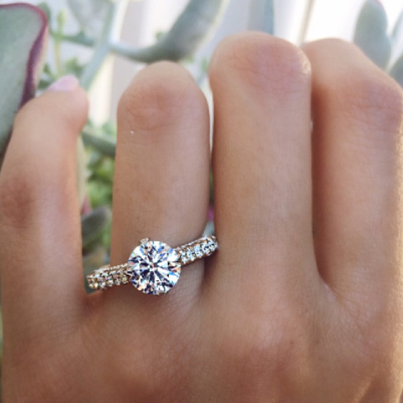 rarecarat's tweet image. #RoundCut diamonds are by far the most popular #DiamondShape on our site, but in general, too. One reason they're so popular? #RoundBrilliant diamonds are better at reflecting &amp;amp; refracting light than other #fancy diamond shapes. 

Photo courtesy @maggisimpkins on Insta👌