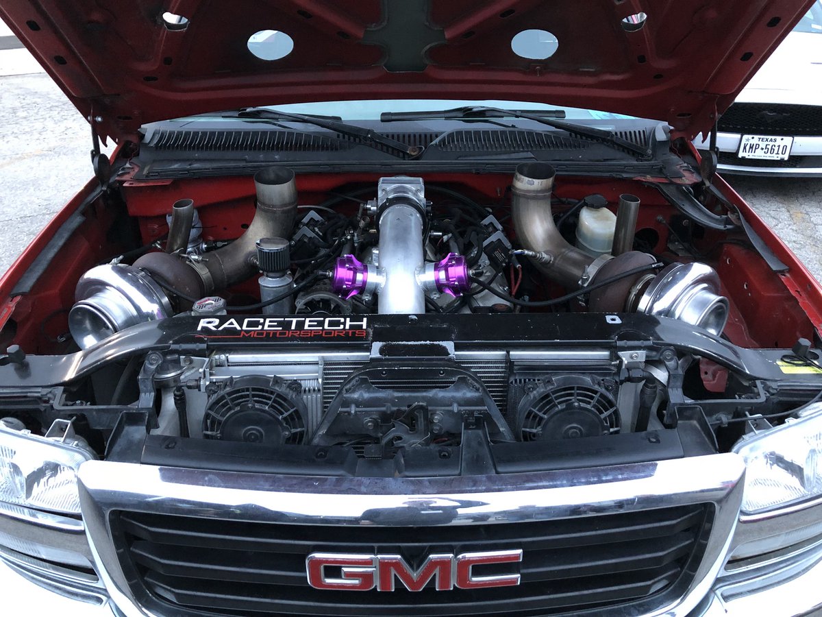 1320Video's tweet photo. The World Record Holder for the Fastest 4 wheel drive truck doesn’t look like it runs an 8.60 until you look under the hood. https://t.co/rhlTAibqgJ