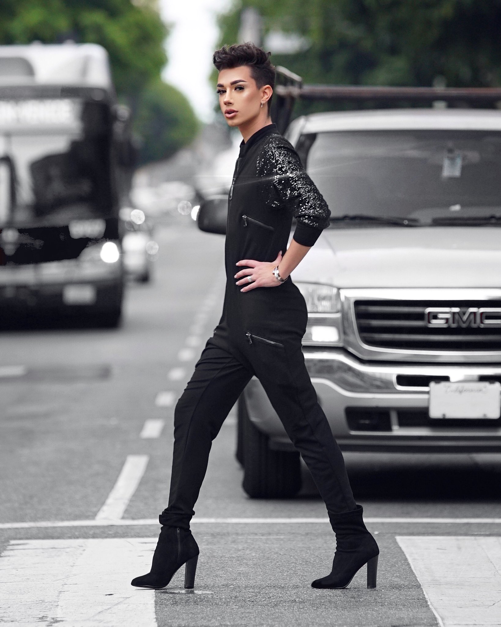 James charles online linea de ropa