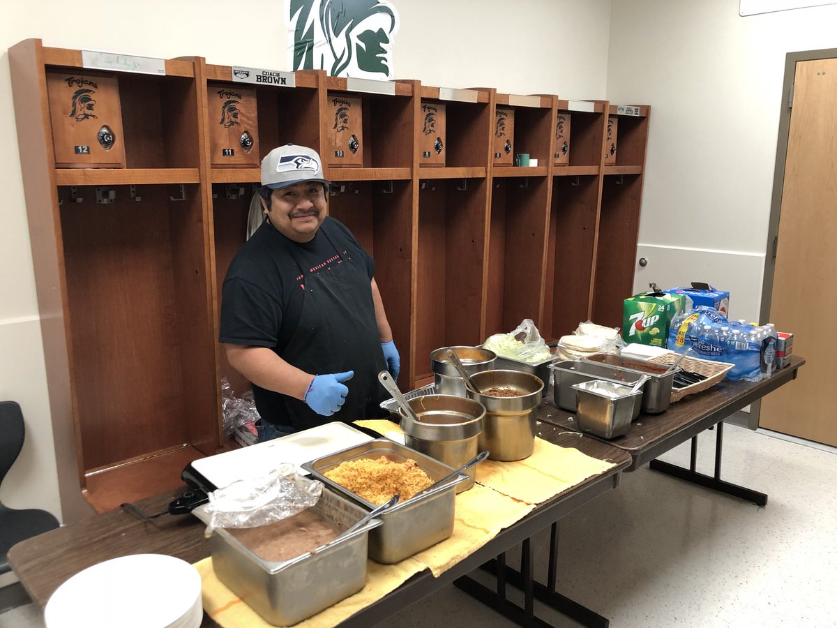 sound_southAS's tweet photo. Edgar of Los Margaritas serving the hungry coaches https://t.co/Etlcypvgfz
