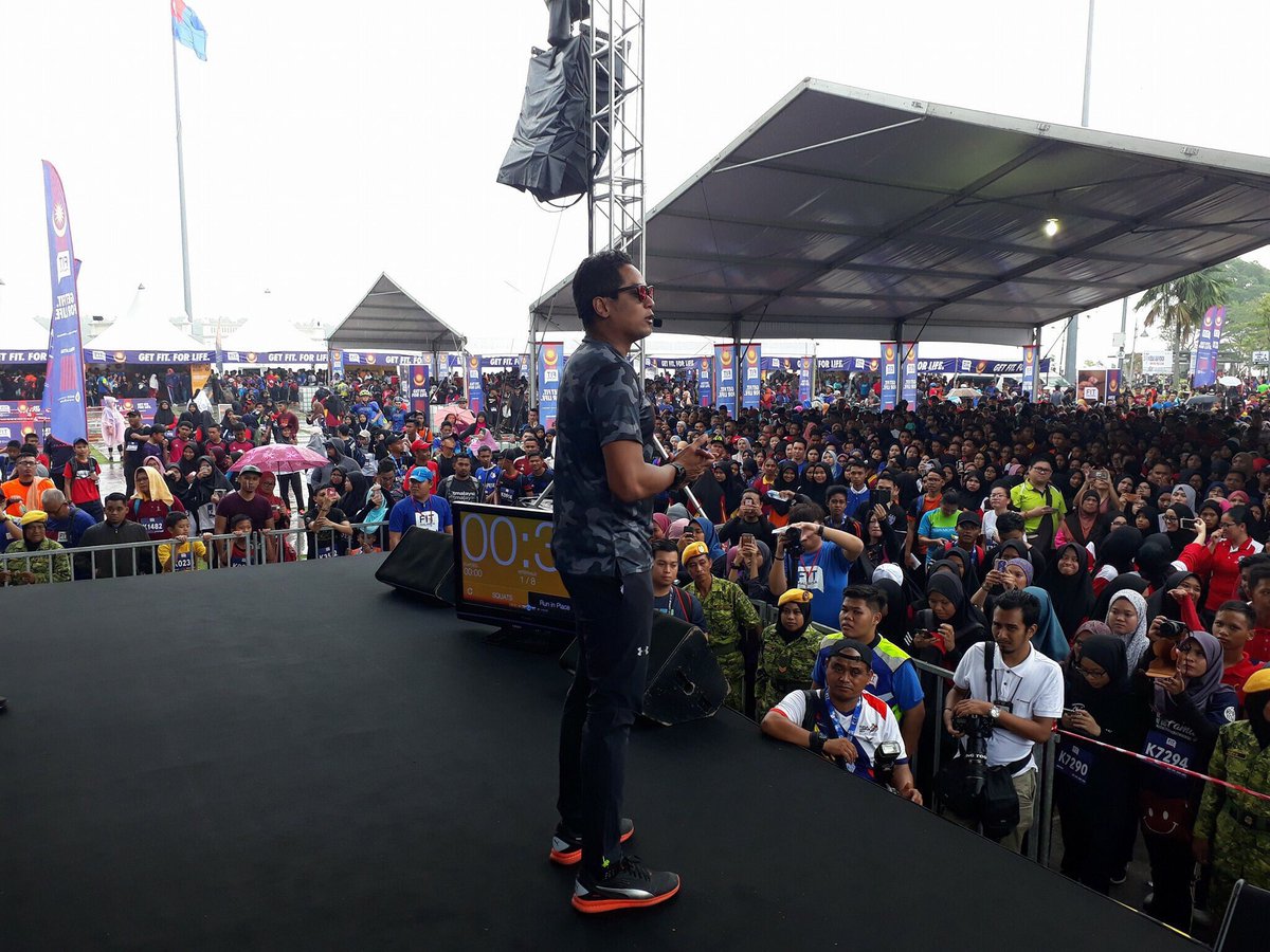 twt_muo's tweet photo. Dianggarkan sekurang-kurangnya 15,000 warga Muo dan sekitarnya membanjiri Dataran Tanjung Emas, Muar sempena #FitMalaysia! 

@razaliibrahim @Khairykj @BuletinJohore @hati_pagoh @hati_ledang @FitMalaysians @KBSMalaysia @SiswaMuar @P146muar https://t.co/Yixd7v3d9t