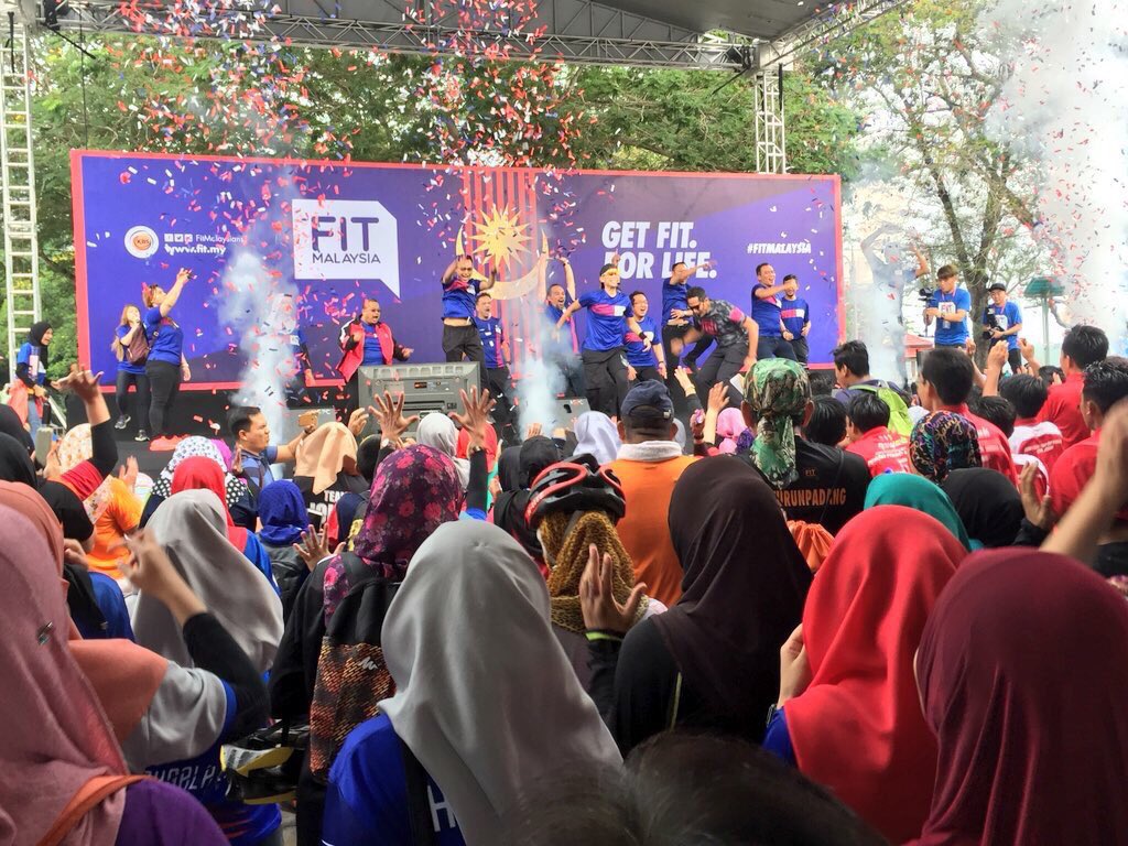 Dianggarkan sekurang-kurangnya 15,000 warga Muo dan sekitarnya membanjiri Dataran Tanjung Emas, Muar sempena #FitMalaysia! 

@razaliibrahim <a href="/Khairykj/">Khairy Jamaluddin 🇲🇾🌺</a> <a href="/BuletinJohore/">بولتين جوهر</a> <a href="/hati_pagoh/">Hati Pagoh</a> <a href="/hati_ledang/">hati ledang</a> <a href="/FitMalaysians/">Fit Malaysia</a> <a href="/KBSMalaysia/">KBSMalaysia</a> @SiswaMuar <a href="/P146muar/">BN4Muar</a>