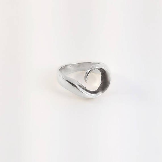 MidModMix's tweet photo. Sterling Swirl Ring - Sterling Taxco Ring - Modernist Silver Ring - Minimalist Taxco Ring - Vintage Taxco Silver Swirl Ring #SterlingSwirl #CircleRing #ThickSterling  #SwirlRing #VintageTaxcoRing #MinimalistRing
➤ https://t.co/bmRLaJ4g3U
via @outfy https://t.co/d1xJFEOKga