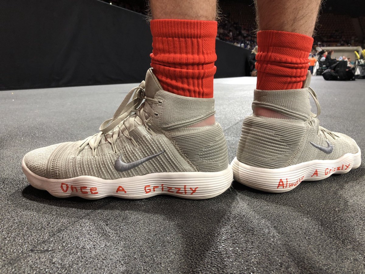 TRidgeGrizzlies's tweet photo. We miss you, Mr. Tabeling 🧡🐻 #FinalFour @CHSAA @dcsdk12 https://t.co/4PlottXgWY