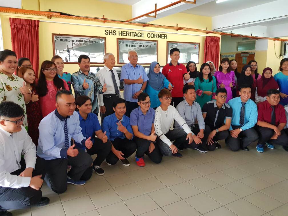 PMPComm's tweet photo. DS @MahdzirKhalid mengadakan lawatan ke SMK Sacred Heart, Sibu. https://t.co/VOeVyqCKEy