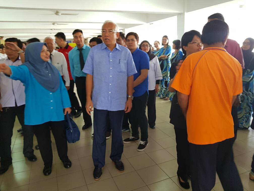 PMPComm's tweet photo. DS @MahdzirKhalid mengadakan lawatan ke SMK Sacred Heart, Sibu. https://t.co/VOeVyqCKEy