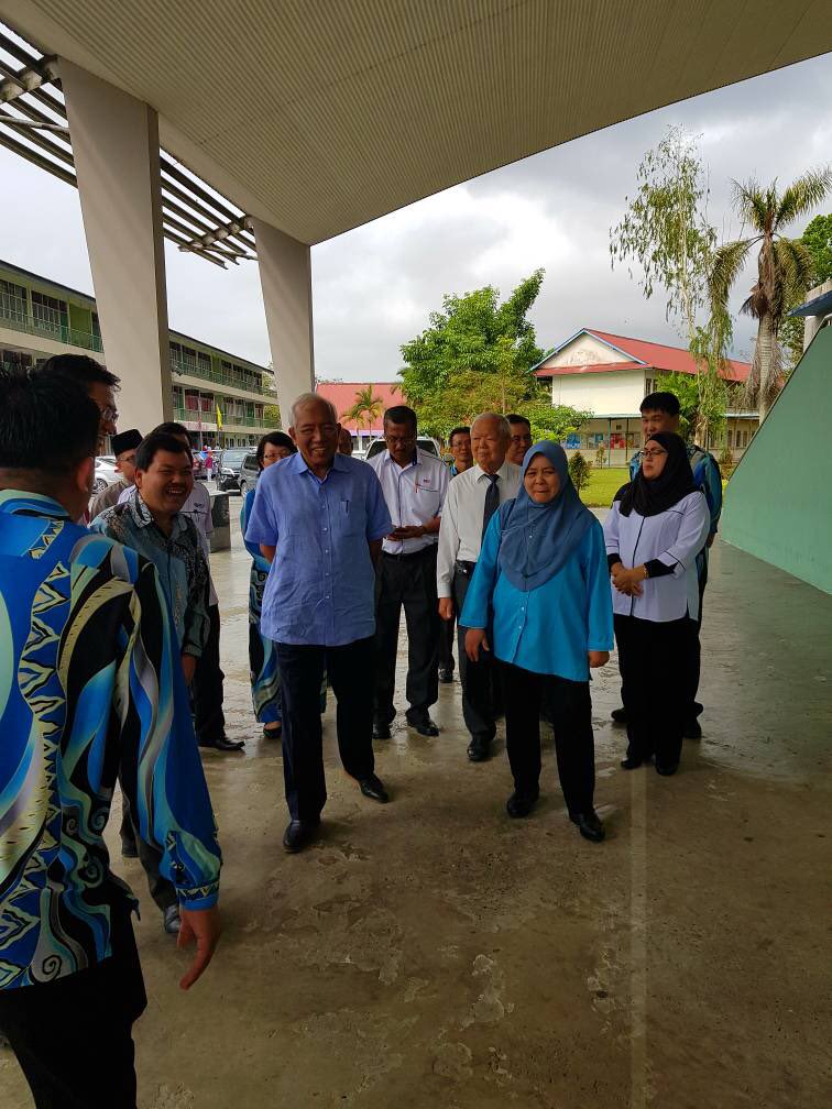 PMPComm's tweet photo. DS @MahdzirKhalid mengadakan lawatan ke SMK Sacred Heart, Sibu. https://t.co/VOeVyqCKEy
