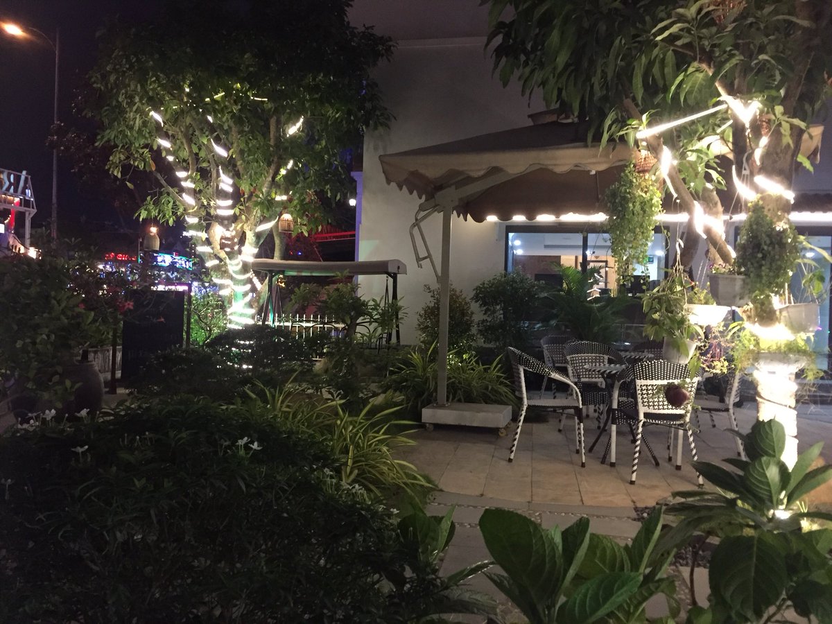 NattyLe0212's tweet photo. Cầm tay, bước bên nhau, tìm đ��n những quán ăn ngon, cùng nhấm nháp ly càfê nóng... dù trời Đà Nẳng nay lành lạnh, nhưng cảm thấy ấm áp vô cùng.
#withyou
#coffeetime
#vìtathuộcvềnhau https://t.co/GBG2ezR8z9