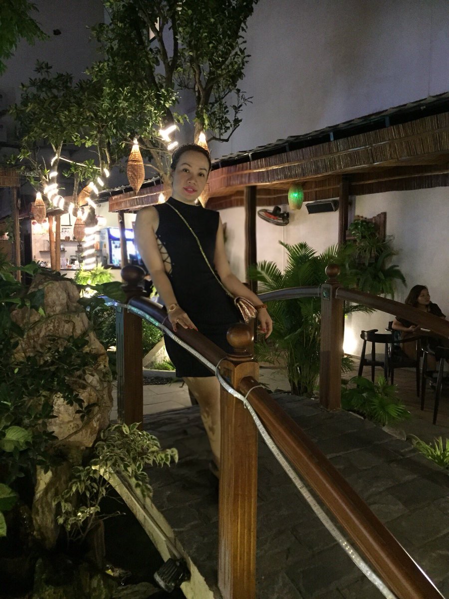 NattyLe0212's tweet photo. Cầm tay, bước bên nhau, tìm đ��n những quán ăn ngon, cùng nhấm nháp ly càfê nóng... dù trời Đà Nẳng nay lành lạnh, nhưng cảm thấy ấm áp vô cùng.
#withyou
#coffeetime
#vìtathuộcvềnhau https://t.co/GBG2ezR8z9