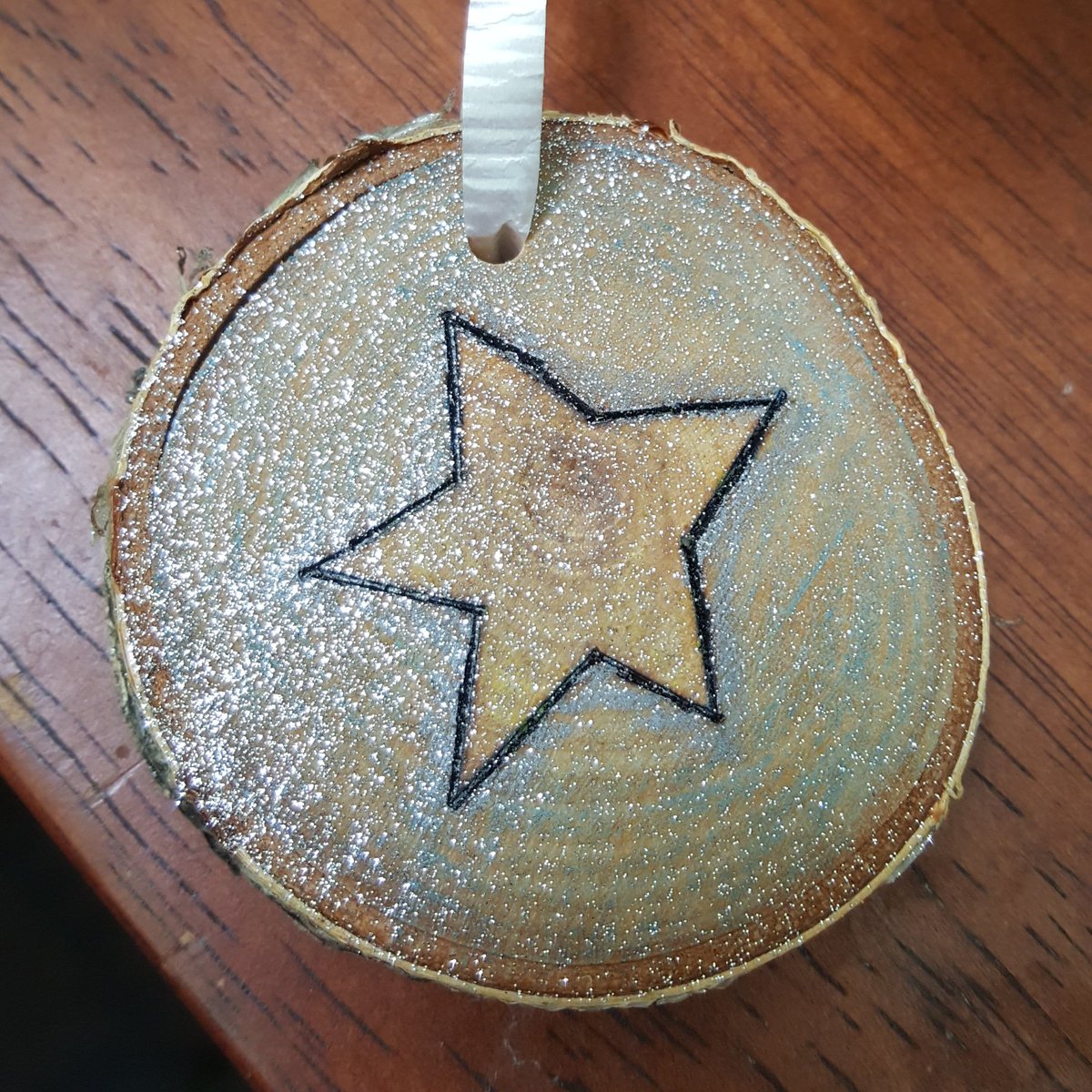 Cinder__Craft's tweet photo. #burntmarch challenge today is mixed media. This is one of the first burnings I did. Turned out waaay more sparkly than I intended 😅
#communityovercompetition #cindercraftdesign #pyrography #woodburning #star #sparkly #pencilcrayon #handmade https://t.co/Sf5iVOM478