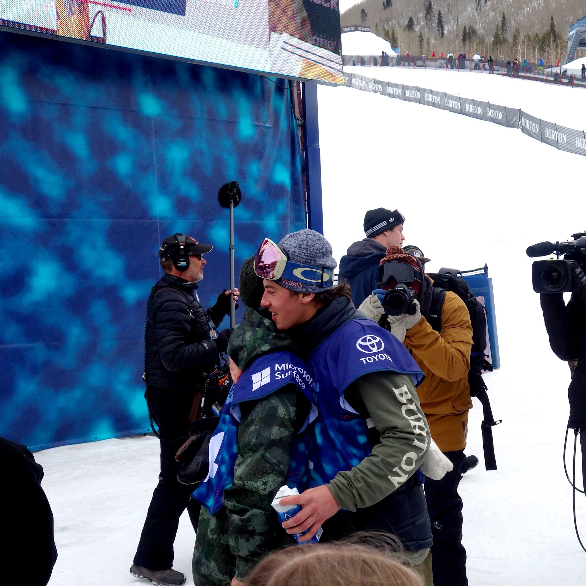 野上大介 Twitter પર Burton Us Open男子スロープスタイルはマーク マクモリスが優勝 角野友基は7位で涙をのんだが 彼がもっとも尊敬するライダーであるマークとお互いの健闘を称えあう姿は美しかった 野上大介 Twitter પર Burton Us Open男子スロープスタイルはマーク マクモリスが優勝 角野友基は7位で涙をのんだが 彼がもっとも尊敬するライダーであるマークとお互いの健闘を称えあう姿は美しかった