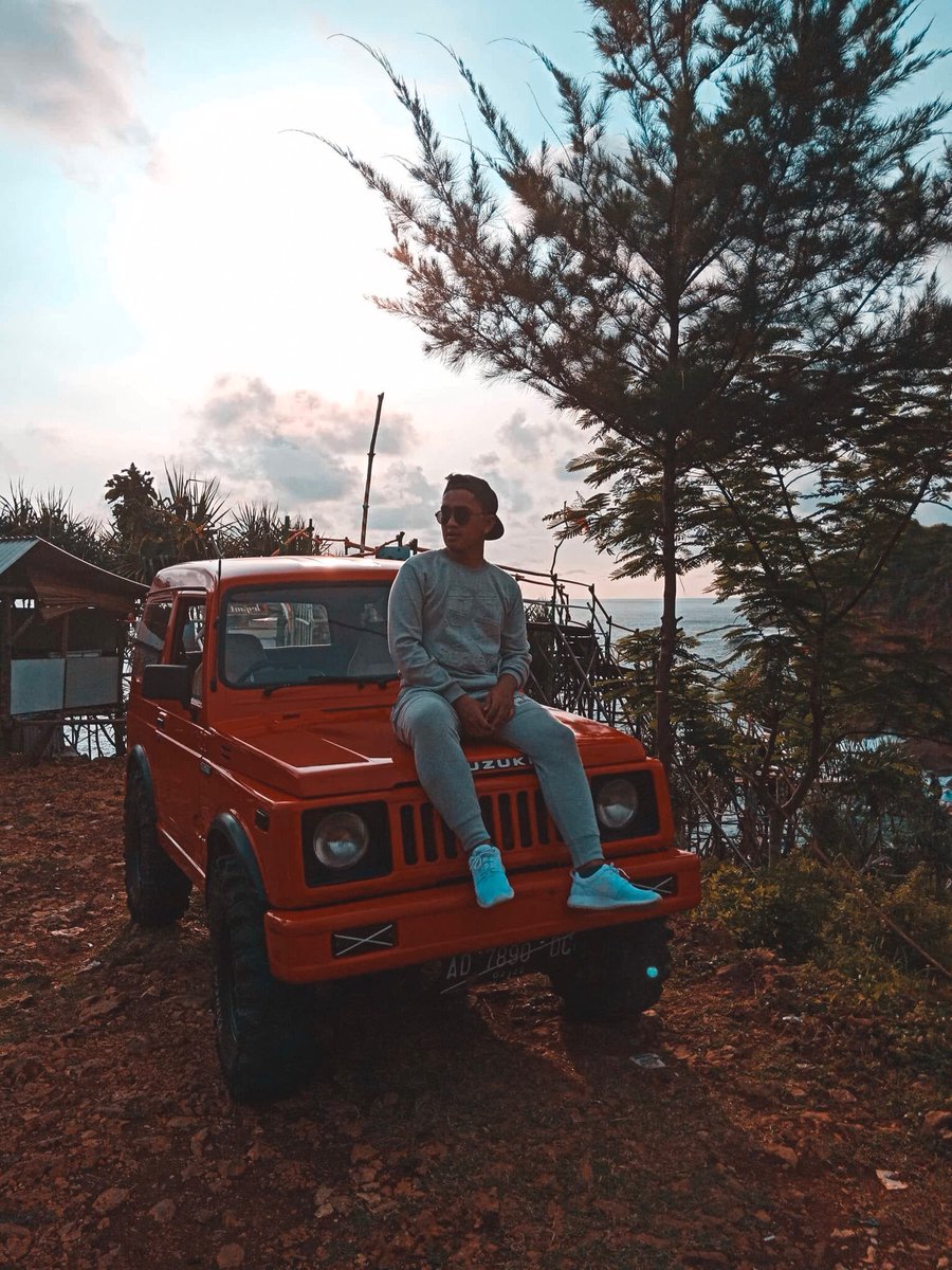 BukhariBentzly's tweet photo. Requested red jeep , and yassssss by hook or by crook I want red ! 5 times in #indonesia , all of the supirs are top notch ! 💘 #timangbeach #jeep #red #jogja #jogjakarta https://t.co/UKa1ezixSo