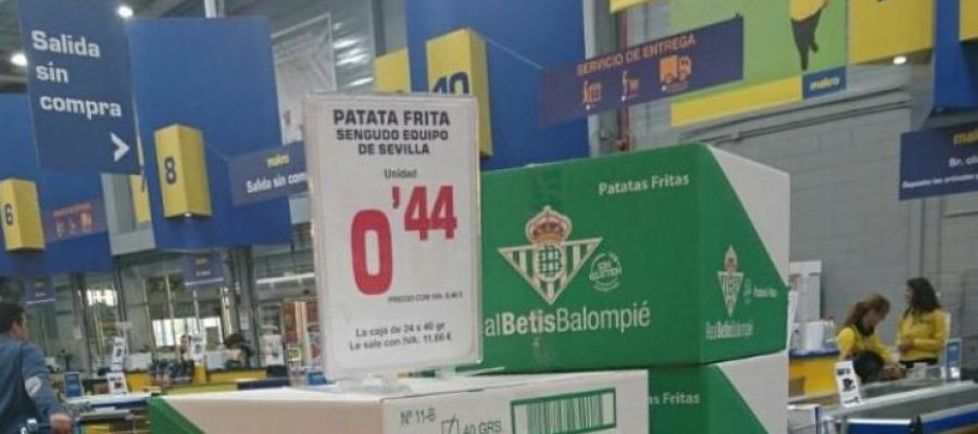 Makro pide perdón por su cartel de patatas fritas del Betis, "el segundo equipo de Sevilla" atres.red/ksi8u1