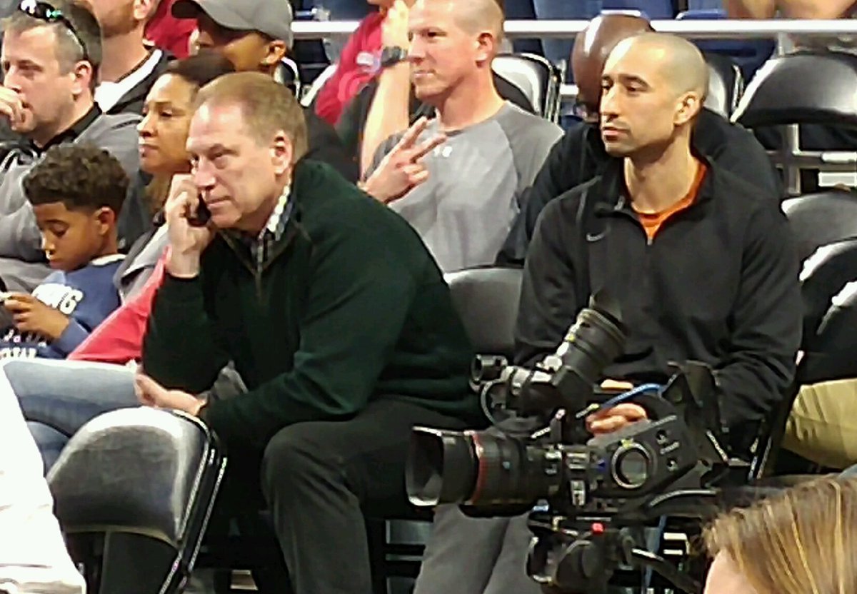 dennisonfox7's tweet photo. #Longhorns coach Shaka Smart & #MichiganState 's Tom Izzo enjoying the #UILState Tournament at the Alamodome. Plenty of Texas #HSBoysBasketball talent to scout. 📸: @ClifOnFOX7 #HookEm https://t.co/P6xiFiBEih