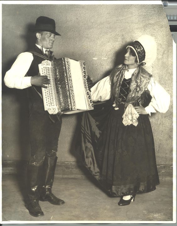 WaveGlobe_FM's tweet photo. Wonderful photo of Slovenian musician and dancer from 1927 https://t.co/ysMn1XG6ck #Slovenia #Accordion #MusiciansOfThePast https://t.co/mCw4xIyxnU
