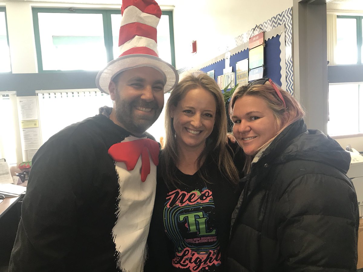 mslafrenz's tweet photo. Fun times reading and celebrating Dr. Seuss @TLSHawks with our very own Cat in the Hat. @PVSDCamarillo #teamhawk #pvproud https://t.co/Zj2aQ13oUU