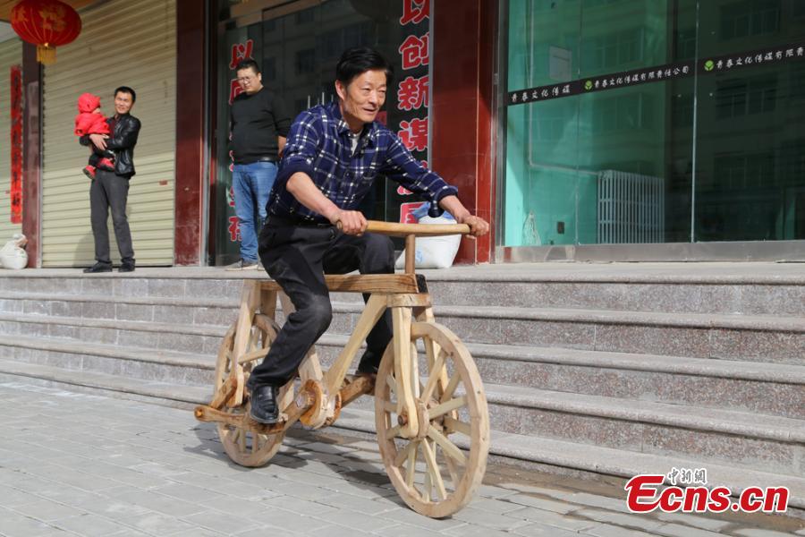 PDChina's tweet photo. Chinese farmer He Yong builds 100% wooden bike without using a single nail or an iron chain. The same size as an ordinary bike, the wooden two-wheeler is strong enough to support a 100 kg man. https://t.co/hLJvZcSDiM