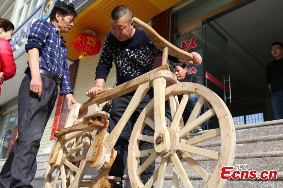 PDChina's tweet photo. Chinese farmer He Yong builds 100% wooden bike without using a single nail or an iron chain. The same size as an ordinary bike, the wooden two-wheeler is strong enough to support a 100 kg man. https://t.co/hLJvZcSDiM