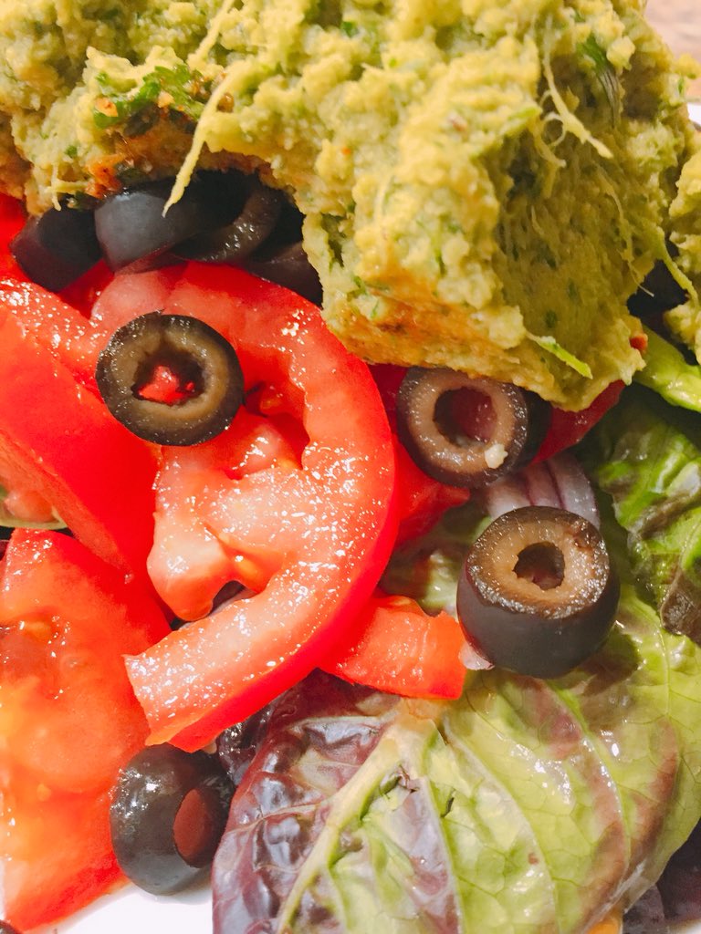 OvenTiff's tweet photo. Vegetarian Taco Salad. Hummus Style. #eatlocal #HealthcareMagic #hummus #recipes #organic #holistichealth #herbs #naturalhealth #Tomato #culture #vegetarian #culture #organic #minnesota #olives #travel #foodie #recipes #restaurants #travelblogger #foodblogger #blacktraveler #love https://t.co/sepHNmIPAA