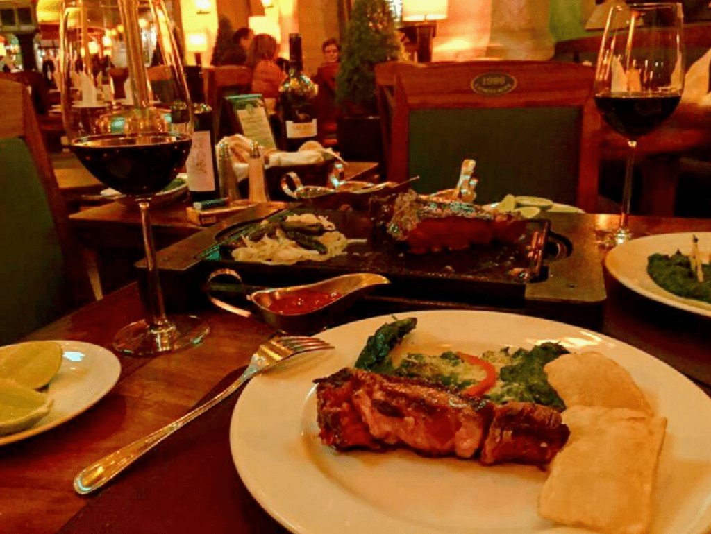 swaggazine's tweet photo. En Cambalache la decoración rústica y elegante y la atmósfera relajada, con suaves tangos de fondo, avivan el gusto por disfrutar la tradicional comida argentina. https://t.co/mzqluHLkEc https://t.co/lth0QrTdB3