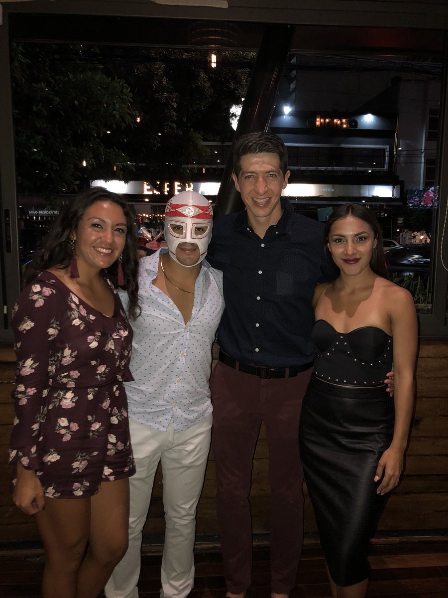 gloriamurillomx's tweet photo. Team Famosos! 🚩 Otra vez juntos! Disfrutando de la gran Fiesta de @hijooctagonof 🐉🍸🥂
El diseñador de mi vestido: @albertzg https://t.co/xcNo8dBev4