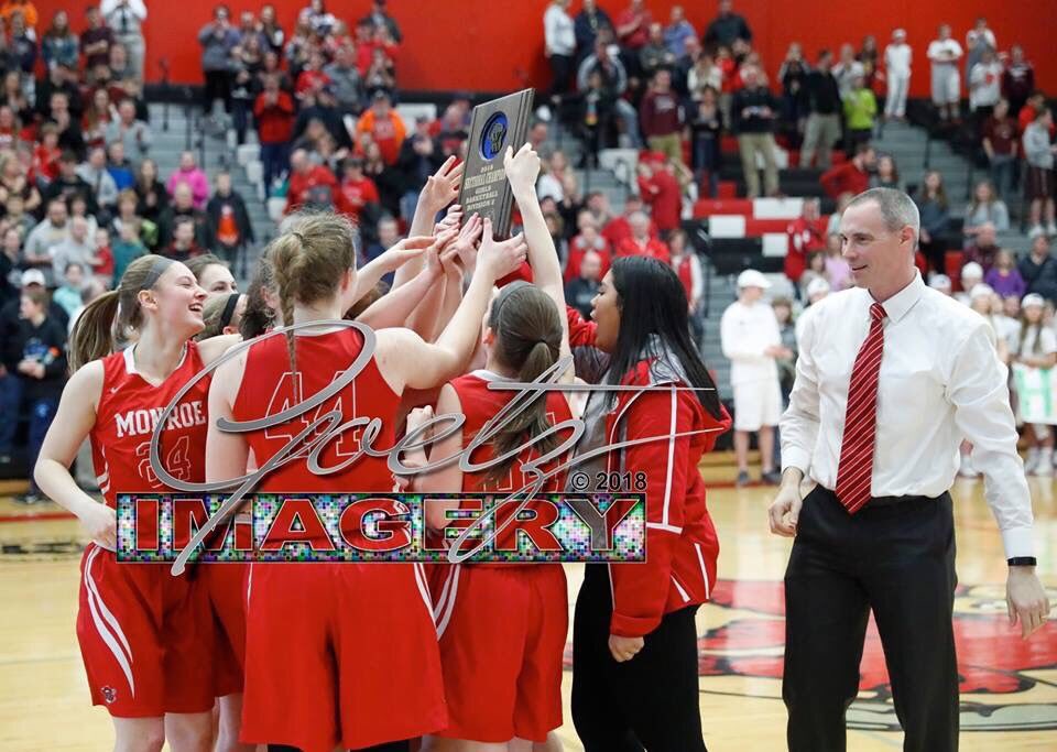 MonroeGirlsBB's tweet photo. Thankful for these seniors💛🏀 #family https://t.co/cHHgEFgg20