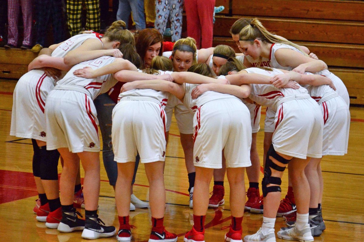 MonroeGirlsBB's tweet photo. Thankful for these seniors💛🏀 #family https://t.co/cHHgEFgg20