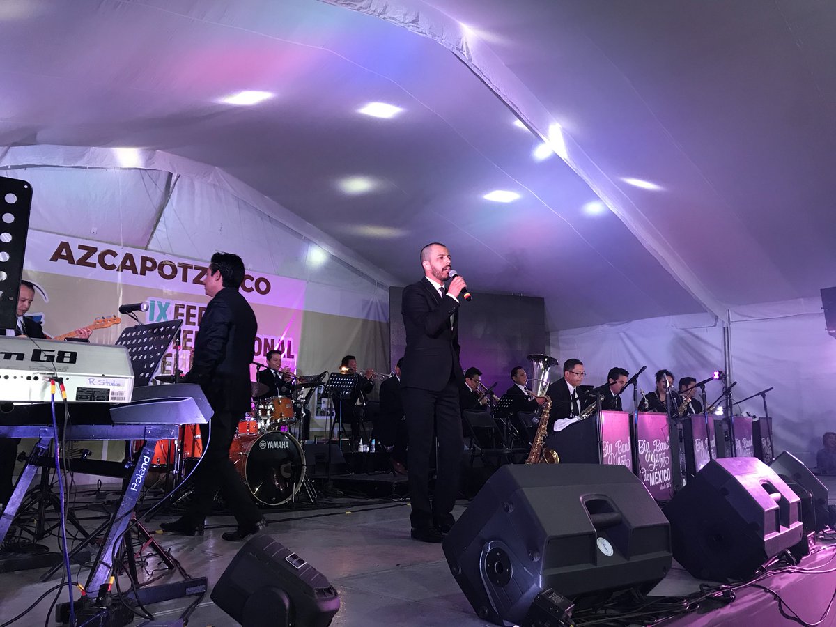 AzcapotzalcoMx's tweet photo. Vecinos disfrutan de Victor Carré que interpreta junto a la Big Band Jazz de México, canciones de José José.
#FILAzcapo
#AzcapotzalcoEnComunidad https://t.co/KxzmN3ei2P