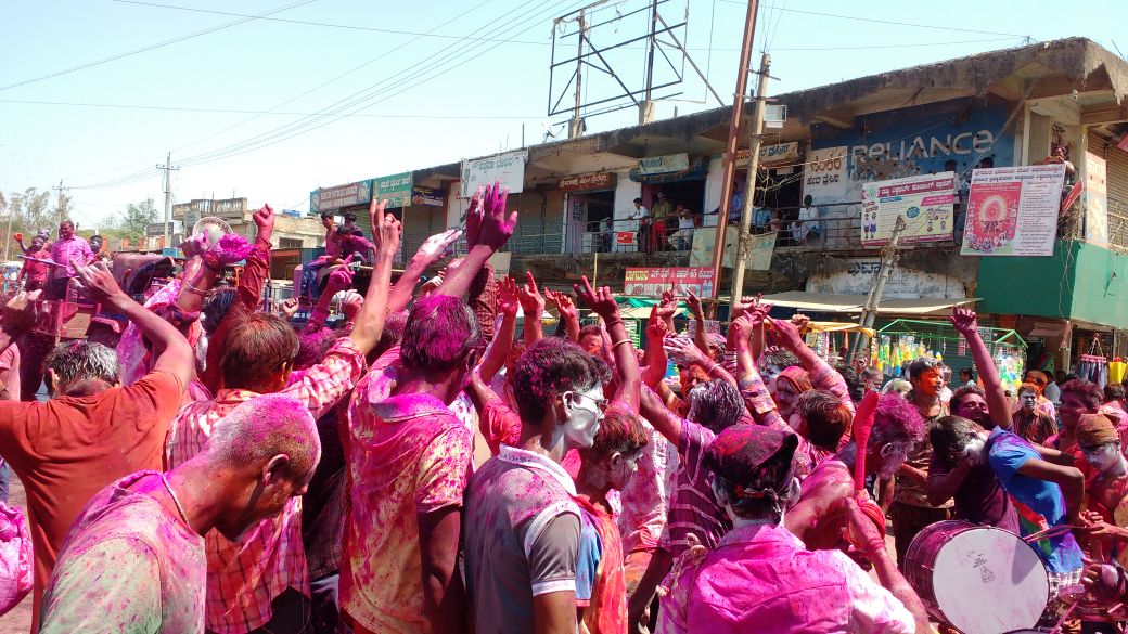 b_hiregoudar's tweet photo. Res,Shri @AmitShah ji BJP leader of Muddebihal sri @SDHiregoudar participated is the “Holi Festival” and near to the youth’s so please provide #Muddebihal_Assembly_BJP_Ticket https://t.co/nmomDiwT7v