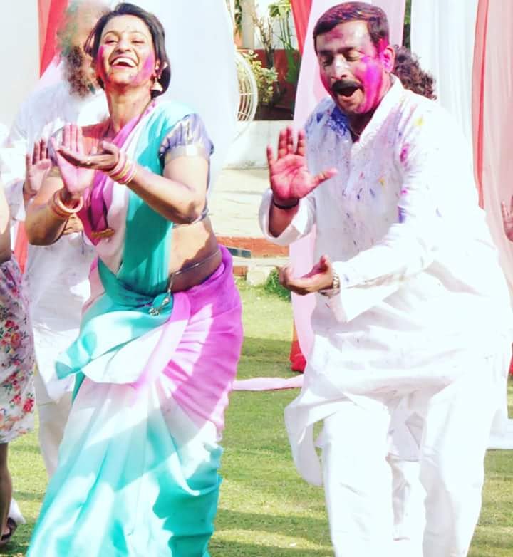 MarathiSanmaan's tweet photo. #Holi Rebound: #Candid photo of #DiptiiKetkar &amp; #PrasadOak from the shoots of #HumTohTereAashiqHain!

#marathiactors #marathiserial #rangapanchami #HumToTereAashiqHain #HTTAH #zeemarathi #candidphoto #balampichkari #indianfestival #marathistars #picoftheday #MarathiSanmaan https://t.co/R61wLHYffe