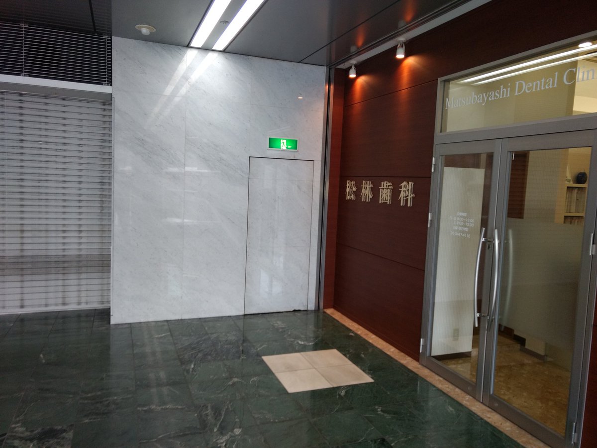 nekop's tweet image. 東京会場ですが、ビルの2Fの隠し扉からエレベーターホールに入れます。歯医者さんの隣のドアっぽいやつの右側をグッと押して下さい。ドア入ったら左のエレベーターから5Fです。 #oss_gate