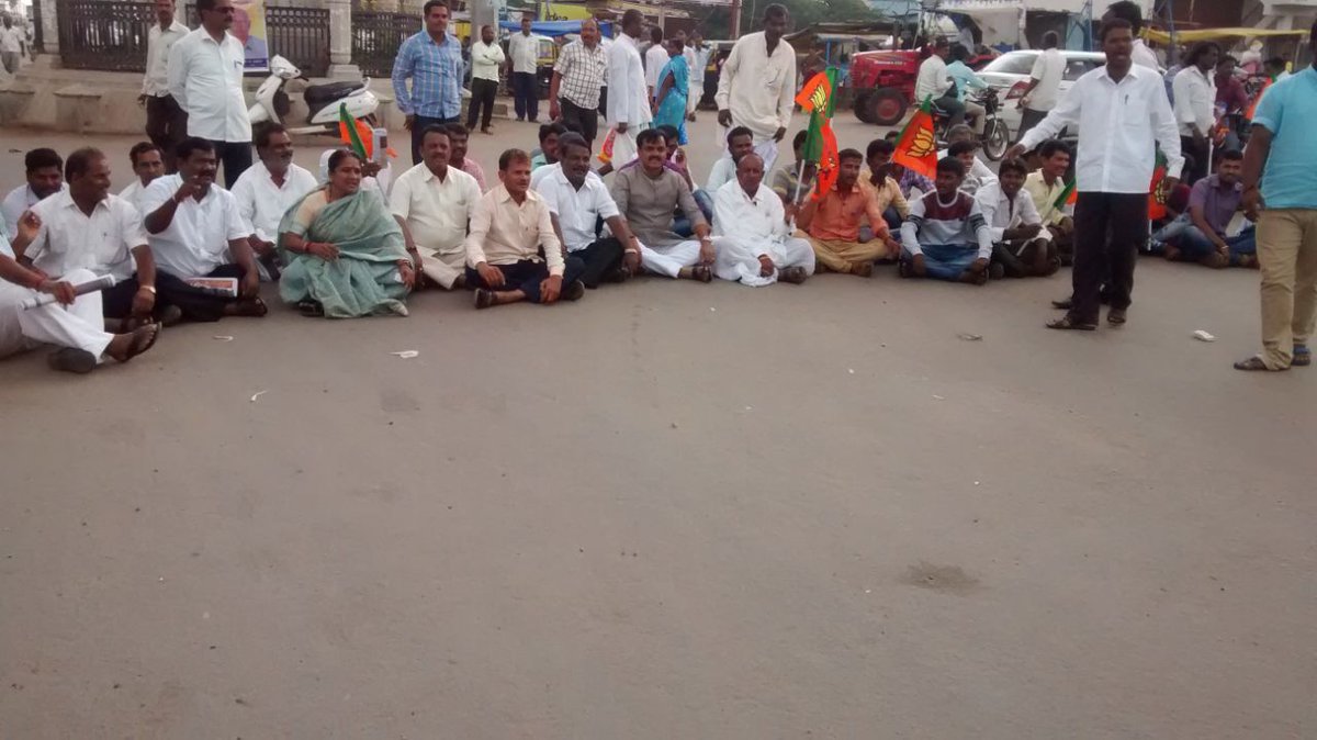 PrashantHugar5's tweet photo. Shri @AmitShah ji BJP leader of MBL sri @SDHiregoudar always against of Congress Govt and also condemed when sincere officers killed he made strikes against State Govt of Karnataka he is very nearer to d common people&amp;well known person so pl's give #Muddebihal_Assembly_BJP_Ticket https://t.co/XhvRYQW1mK