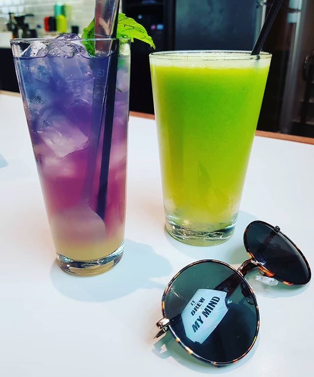 Casscapades's tweet photo. "It Brew My Mind"
Chilly refreshments on a 30 degree day in Melbourne.
Fresh green apple juice
Blurple Iced Tea
#casscapadesct #casscapadesallthingslife #operator25 #freshapplejuice #blurple #blurpleicedtea #refreshing #melbourne #melbournecafe #lave… https://t.co/1cJeewvyoX https://t.co/YXtgJTYUYK