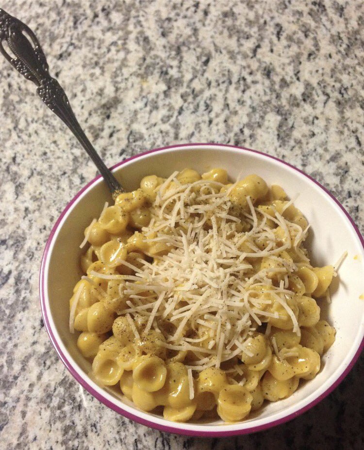 veganvalkyrie's tweet photo. @annieshomegrown vegan mac &amp; cheeze with some @followyourheart dairy free parmesan and a bit of ground black pepper  #vegan #veganfood #veganfoodshare #whatveganseat #plantbased #followyourheart #annieshomegrown https://t.co/WZHnEx62CY