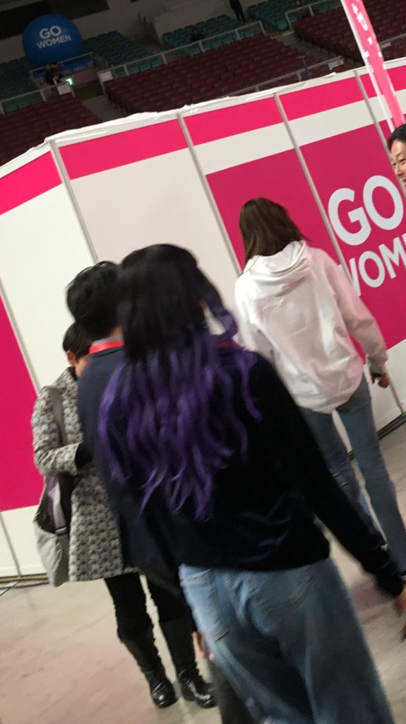 CRAZYOMILY0314's tweet photo. ねぇ。目の前スダンナとおった。
フードしてるのが楓！
スダンナって言ったら振り返って、
あーっ！っていって手を振ってくれた！😂しかもいい匂いだった😂まじ鳥肌はんぱない。手が震えてる、😭3回スダンナって言ったら3回もわざわざ振り返って手振ってくれたんだよ？。マジ神。😭 https://t.co/vLCB3b11iT
