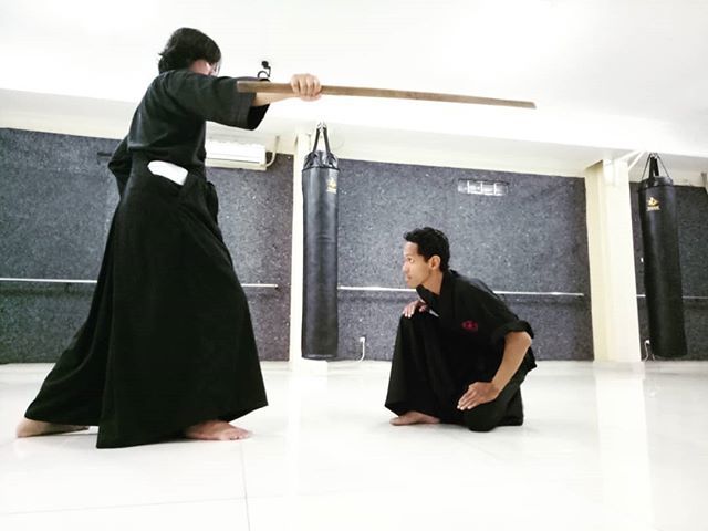 SamuraiAcademy's tweet photo. Teknik menghindari tebasan setinggi dada #SamuraiAcademy https://t.co/mPIdorjWPx