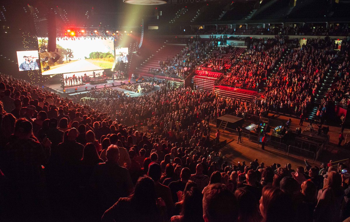 BradPaisley's tweet photo. How ‘bout them @Seminoles! Thanks for having us. #WeekendWarriorTour https://t.co/zCRjJoEGta