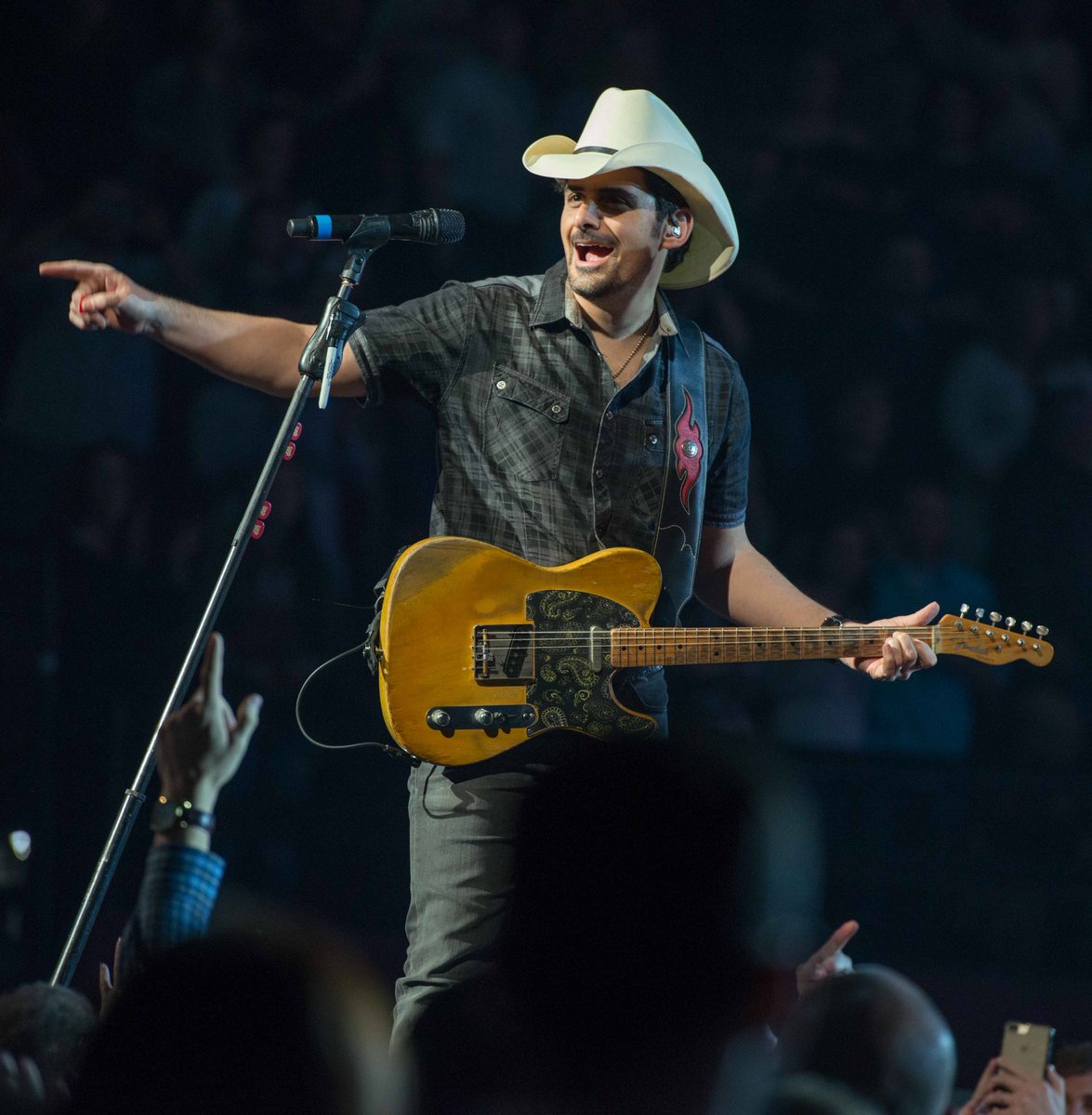 BradPaisley's tweet photo. How ‘bout them @Seminoles! Thanks for having us. #WeekendWarriorTour https://t.co/zCRjJoEGta