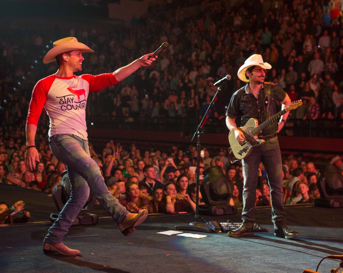 BradPaisley's tweet photo. How ‘bout them @Seminoles! Thanks for having us. #WeekendWarriorTour https://t.co/zCRjJoEGta